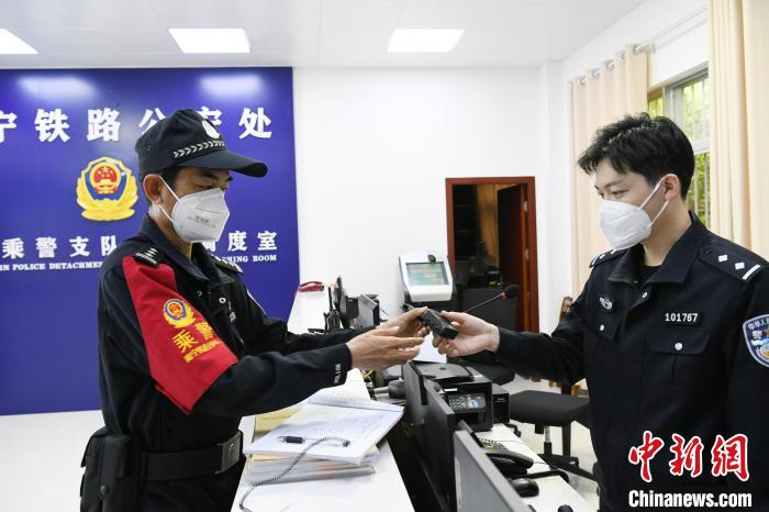 老乘警最后一班岗：守护开往边城的列车安全