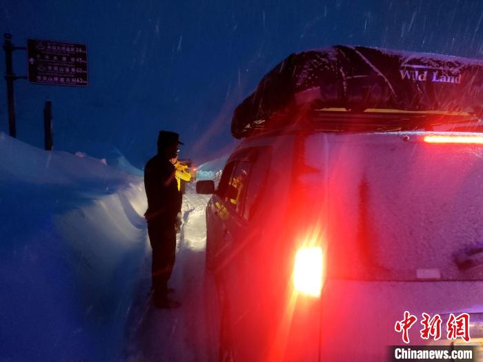 骑行游客遭雪崩被困 西藏林芝警民联合全力救援