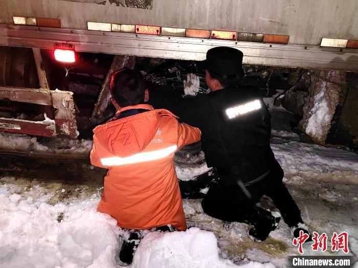 骑行游客遭雪崩被困 西藏林芝警民联合全力救援