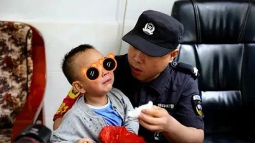 民警上班“带娃”？网友：靠谱！