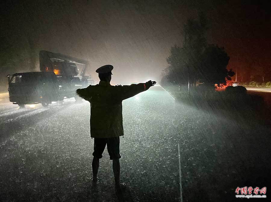 坚守风雨中 这身影让人心安