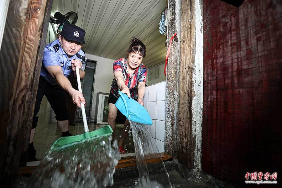 坚守风雨中 这身影让人心安