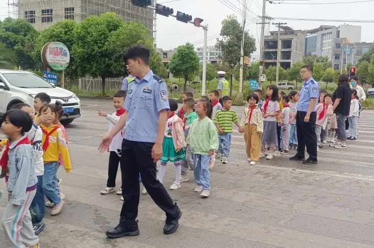 这些警校生，用一年的时间，做了一件终生难忘的事！