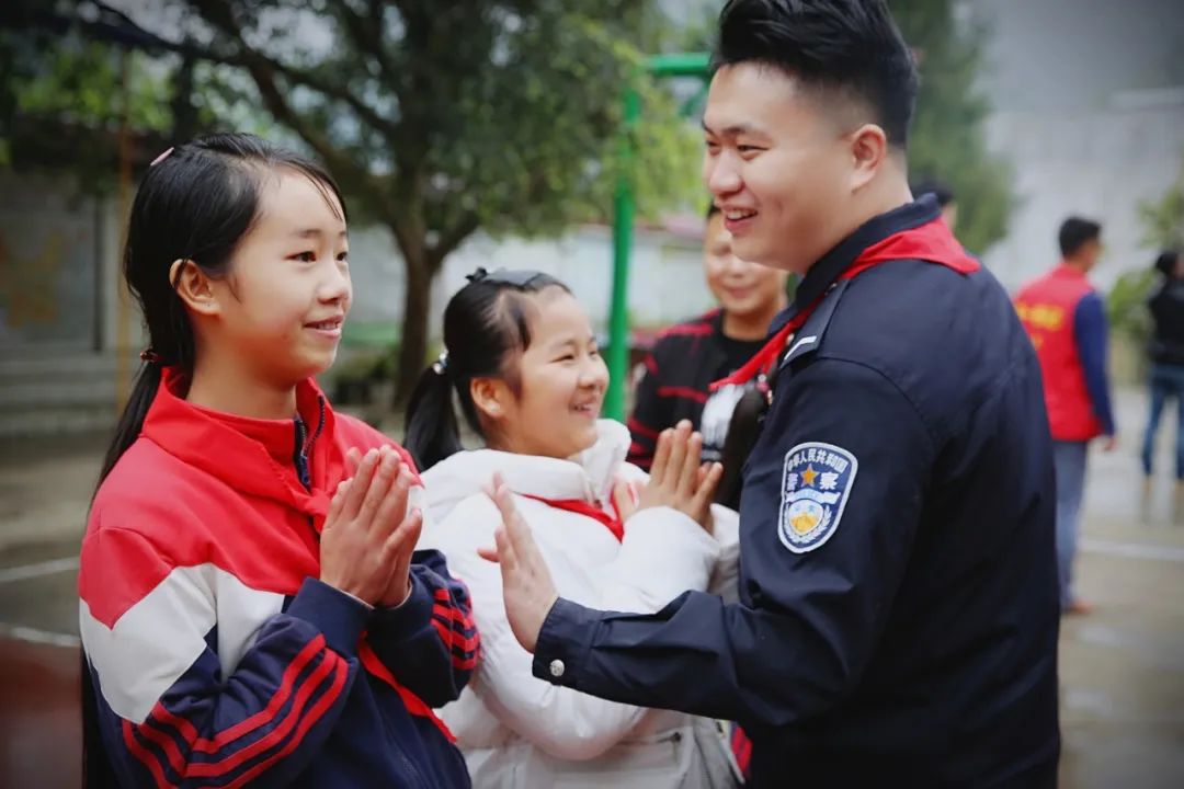 这些警校生，用一年的时间，做了一件终生难忘的事！