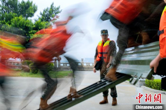 福建漳州海警局全面筑牢防台风“警戒线”