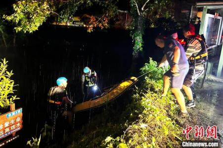 安徽宁国：暴雨突袭 警民合力援救遇险游客