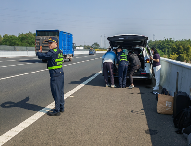 广东省公路事务中心开阳高速公路路政大队及时救助高速事故车辆