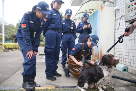 深圳公安举行“警营汪汪队”主题开放日活动