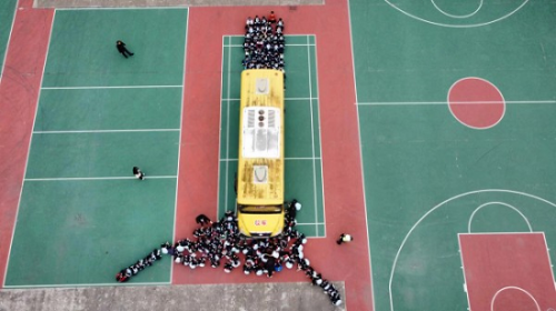 一辆校车盲区能“藏”122个学生？