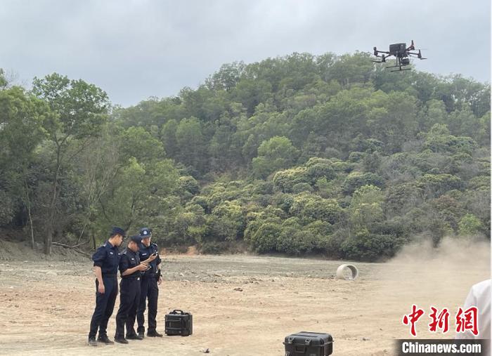 深圳警方打造“无人机警务队”