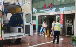 男子脑出血急需转院  广东中山港口城区交警开道护送